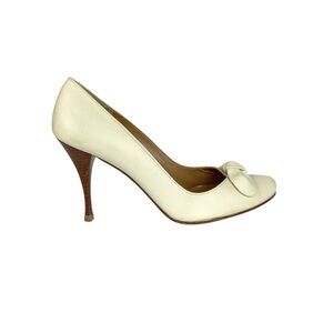 STUART WEITZMAN LEATHER CREAM NEUTRAL KNOT PUMPS